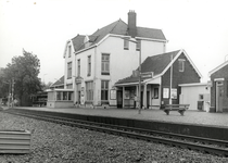 809736 Gezicht op de perronzijde van het N.S.-station Coevorden.